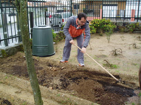 O professor Tiago (o professor de atividade física e desportiva) ajudou a preparar a horta misturando compostor no terreno.